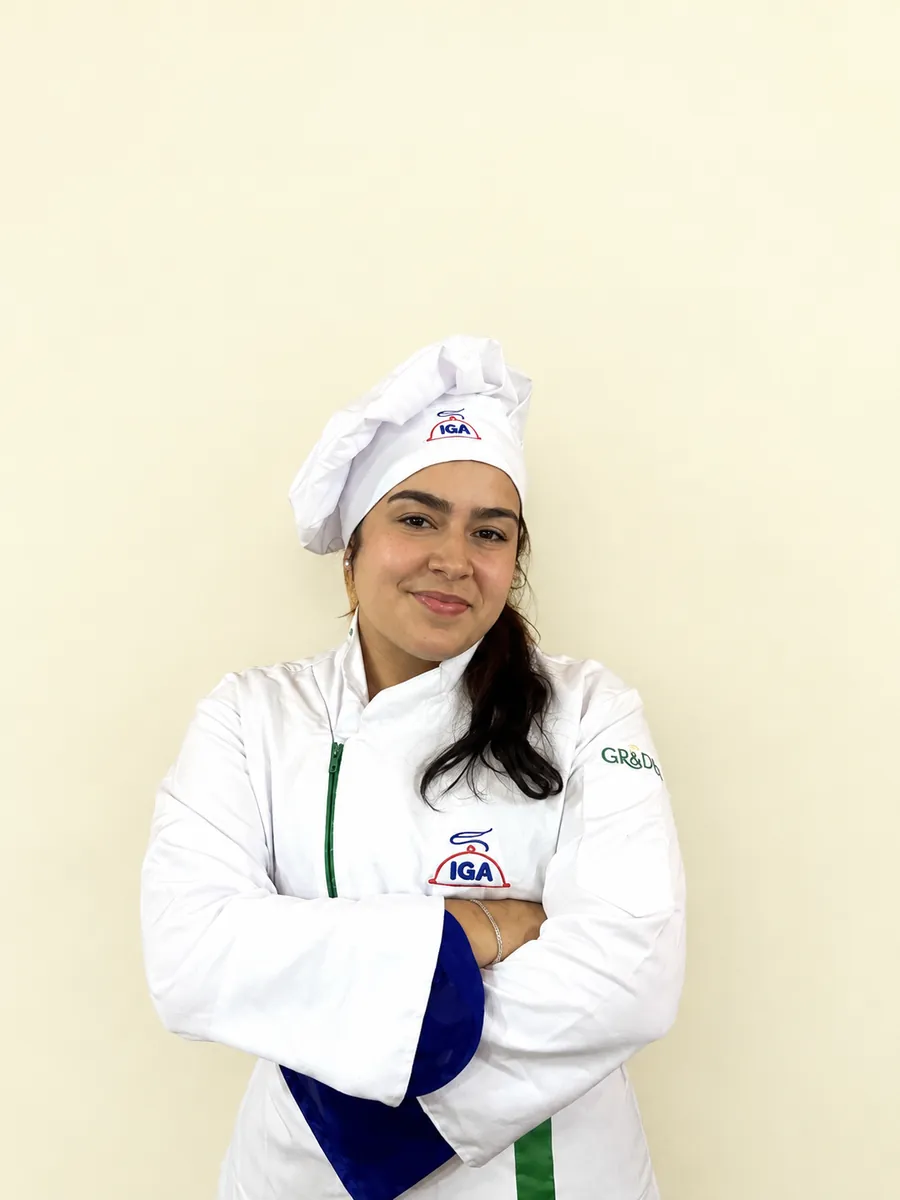 Chef Angie, personal chef no Rio de Janeiro, de dólmã e chapéu de chef