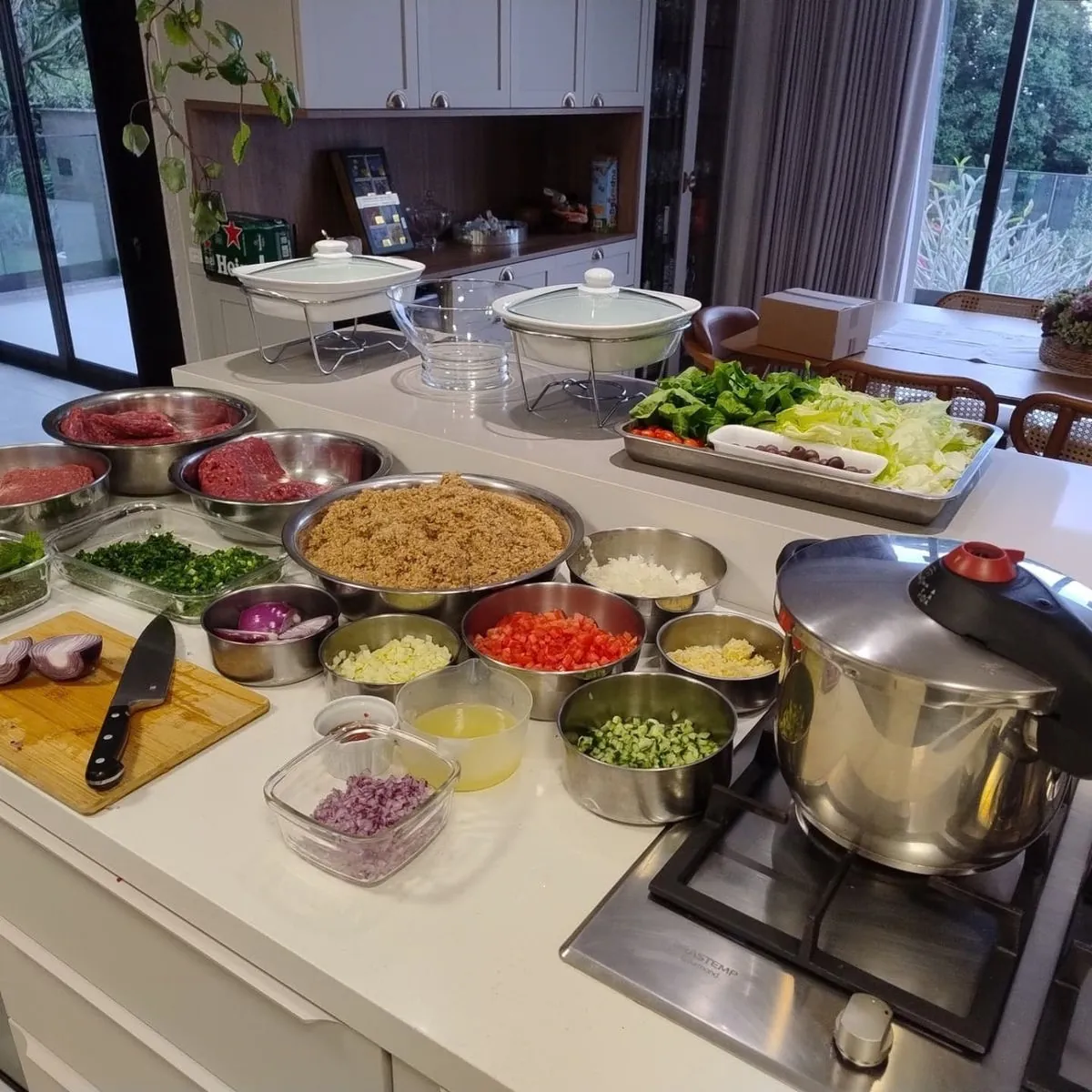 Personal chef no Rio de Janeiro: bancada com ingredientes frescos separados para o preparo das refeições da semana