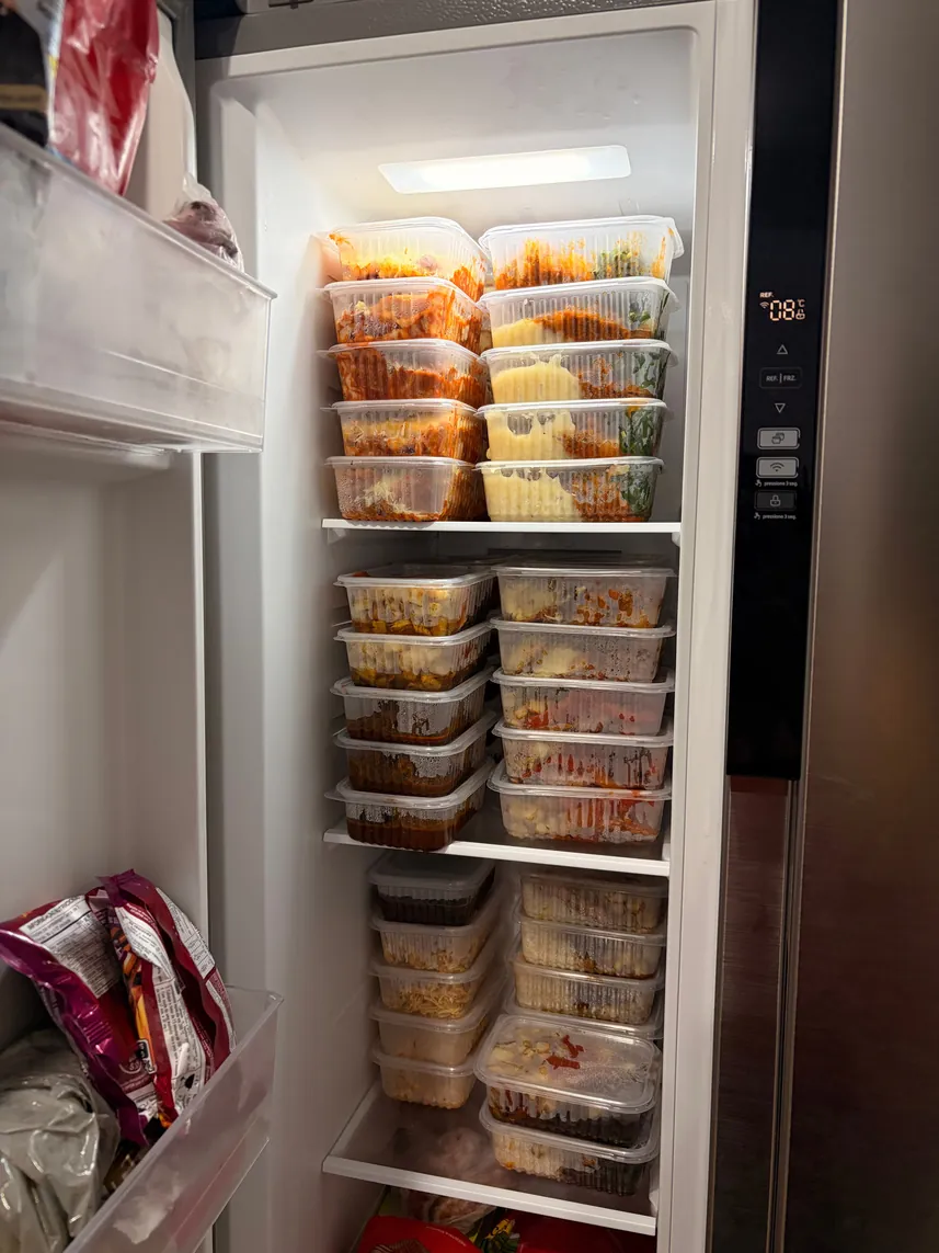 Geladeira organizada com potes de refeições prontas