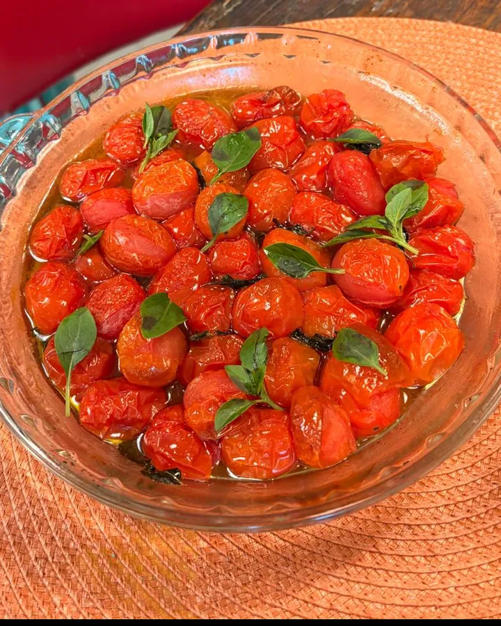 Tomates-cereja confitados com manjericão fresco, preparado pela Chef Angie