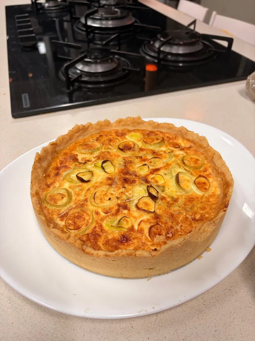 Quiche dourada recém-saída do forno
